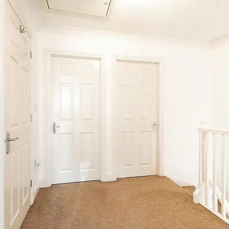 5 Bed House Heathrow Egham Virginia Water Sleeps 7 Or Up To 8 If Sharing Beds, Mid To Long Term Bookings Welcome Exterior photo