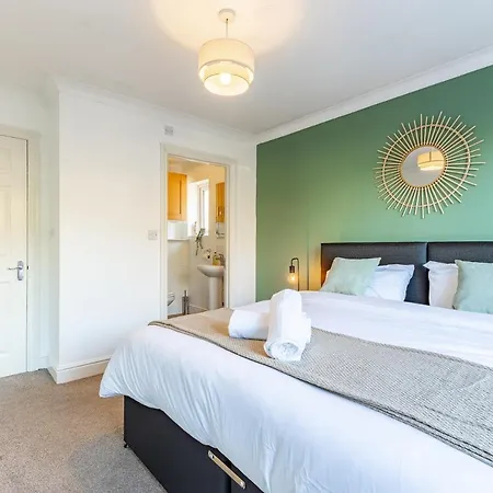 5 Bed House Heathrow Egham Virginia Water Sleeps 7 Or Up To 8 If Sharing Beds, Mid To Long Term Bookings Welcome Exterior photo