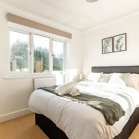 5 Bed House Heathrow Egham Virginia Water Sleeps 7 Or Up To 8 If Sharing Beds, Mid To Long Term Bookings Welcome Exterior photo