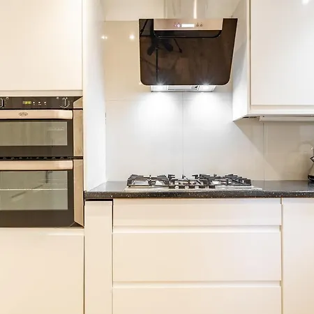 5 Bed House Heathrow Egham Virginia Water Sleeps 7 Or Up To 8 If Sharing Beds, Mid To Long Term Bookings Welcome Exterior photo