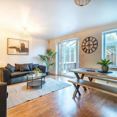 5 Bed House Heathrow Egham Virginia Water Sleeps 7 Or Up To 8 If Sharing Beds, Mid To Long Term Bookings Welcome Exterior photo