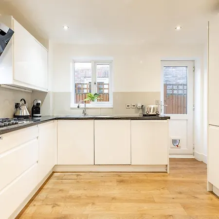 5 Bed House Heathrow Egham Virginia Water Sleeps 7 Or Up To 8 If Sharing Beds, Mid To Long Term Bookings Welcome Exterior photo