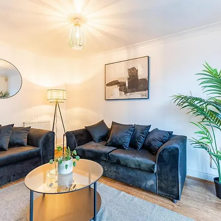 5 Bed House Heathrow Egham Virginia Water Sleeps 7 Or Up To 8 If Sharing Beds, Mid To Long Term Bookings Welcome Exterior photo
