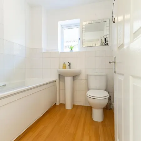 5 Bed House Heathrow Egham Virginia Water Sleeps 7 Or Up To 8 If Sharing Beds, Mid To Long Term Bookings Welcome Exterior photo