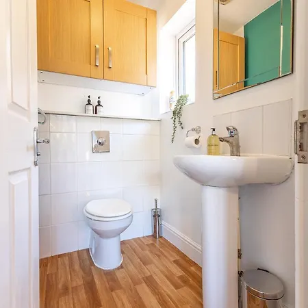 5 Bed House Heathrow Egham Virginia Water Sleeps 7 Or Up To 8 If Sharing Beds, Mid To Long Term Bookings Welcome Exterior photo