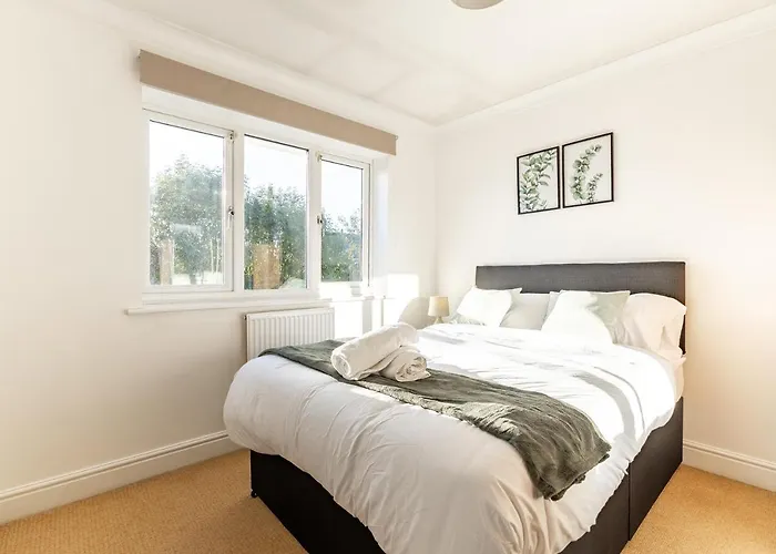 5 Bed House Heathrow Egham Virginia Water Sleeps 7 Or Up To 8 If Sharing Beds, Mid To Long Term Bookings Welcome