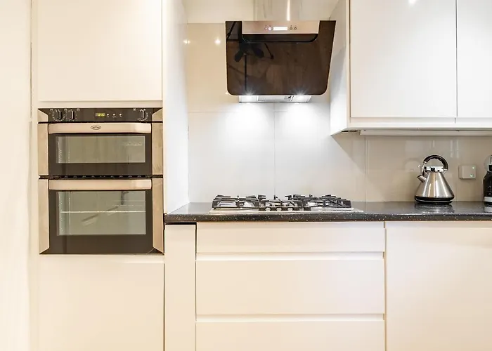 5 Bed House Heathrow Egham Virginia Water Sleeps 7 Or Up To 8 If Sharing Beds, Mid To Long Term Bookings Welcome