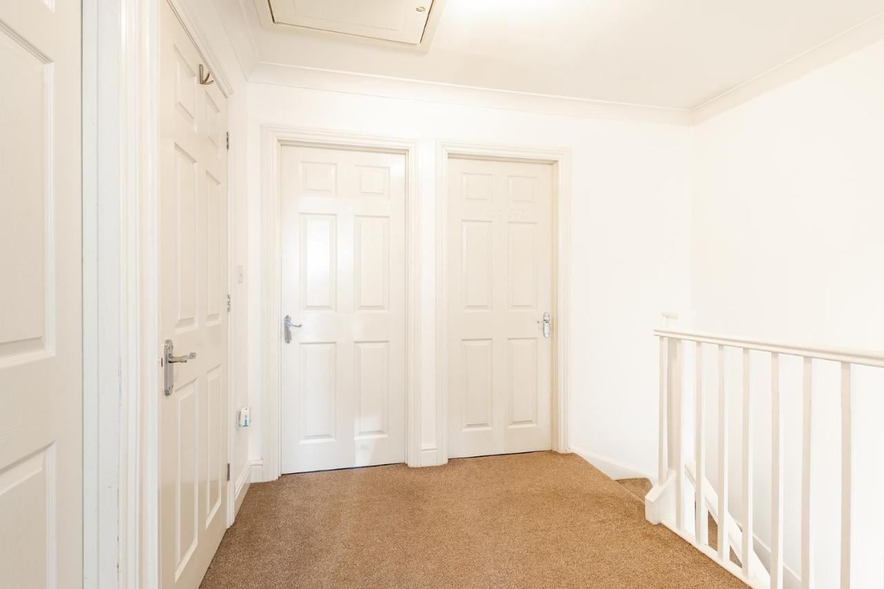 5 Bed House Heathrow Virginia Water Sleeps 7 Or Up To 8 If Sharing Beds, Mid To Long Term Bookings Welcome Ferienhaus Egham