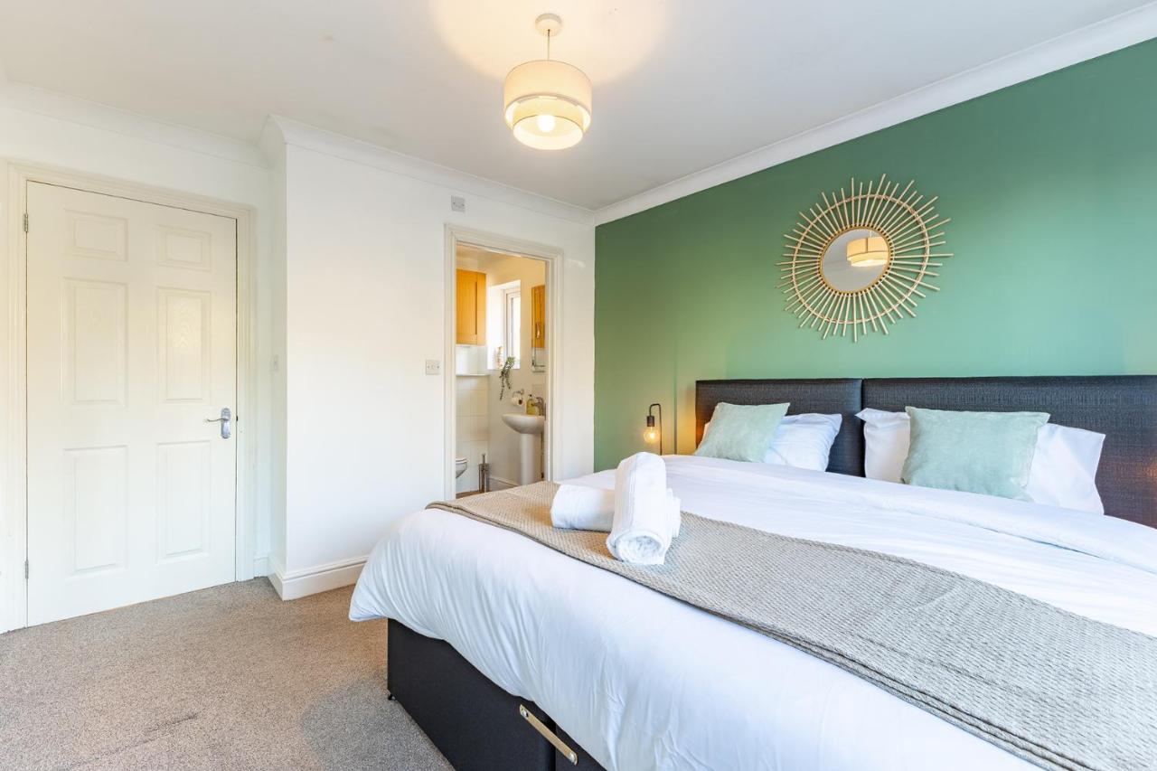 Ferienhaus 5 Bed House Heathrow Virginia Water Sleeps 7 Or Up To 8 If Sharing Beds, Mid To Long Term Bookings Welcome *