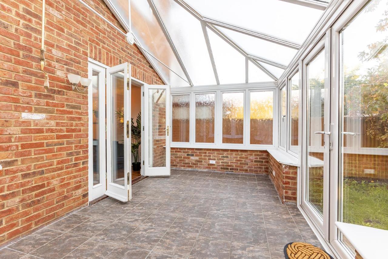 5 Bed House Heathrow Virginia Water Sleeps 7 Or Up To 8 If Sharing Beds, Mid To Long Term Bookings Welcome Ferienhaus *