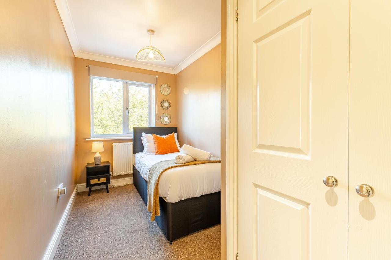 5 Bed House Heathrow Virginia Water Sleeps 7 Or Up To 8 If Sharing Beds, Mid To Long Term Bookings Welcome Ferienhaus