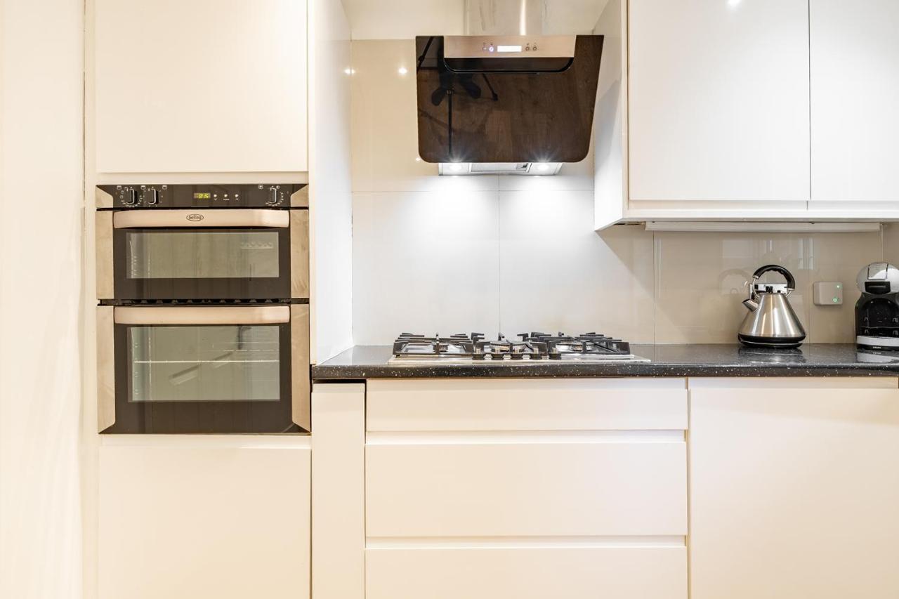 Ferienhaus 5 Bed House Heathrow Virginia Water Sleeps 7 Or Up To 8 If Sharing Beds, Mid To Long Term Bookings Welcome *
