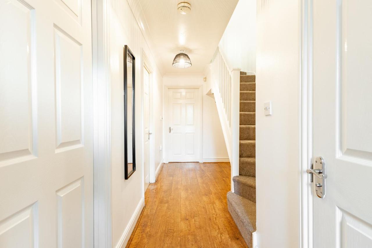 5 Bed House Heathrow Virginia Water Sleeps 7 Or Up To 8 If Sharing Beds, Mid To Long Term Bookings Welcome Ferienhaus *