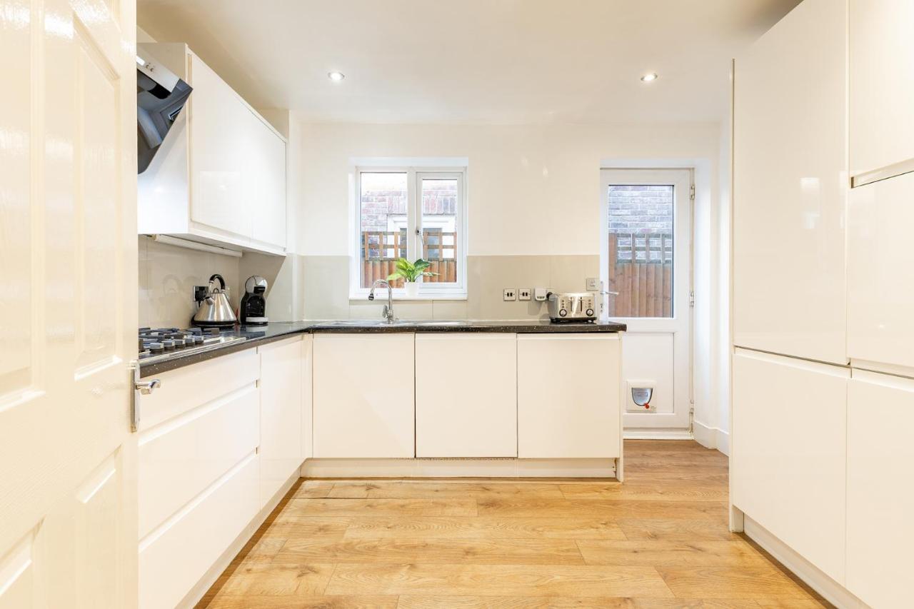 5 Bed House Heathrow Virginia Water Sleeps 7 Or Up To 8 If Sharing Beds, Mid To Long Term Bookings Welcome Ferienhaus