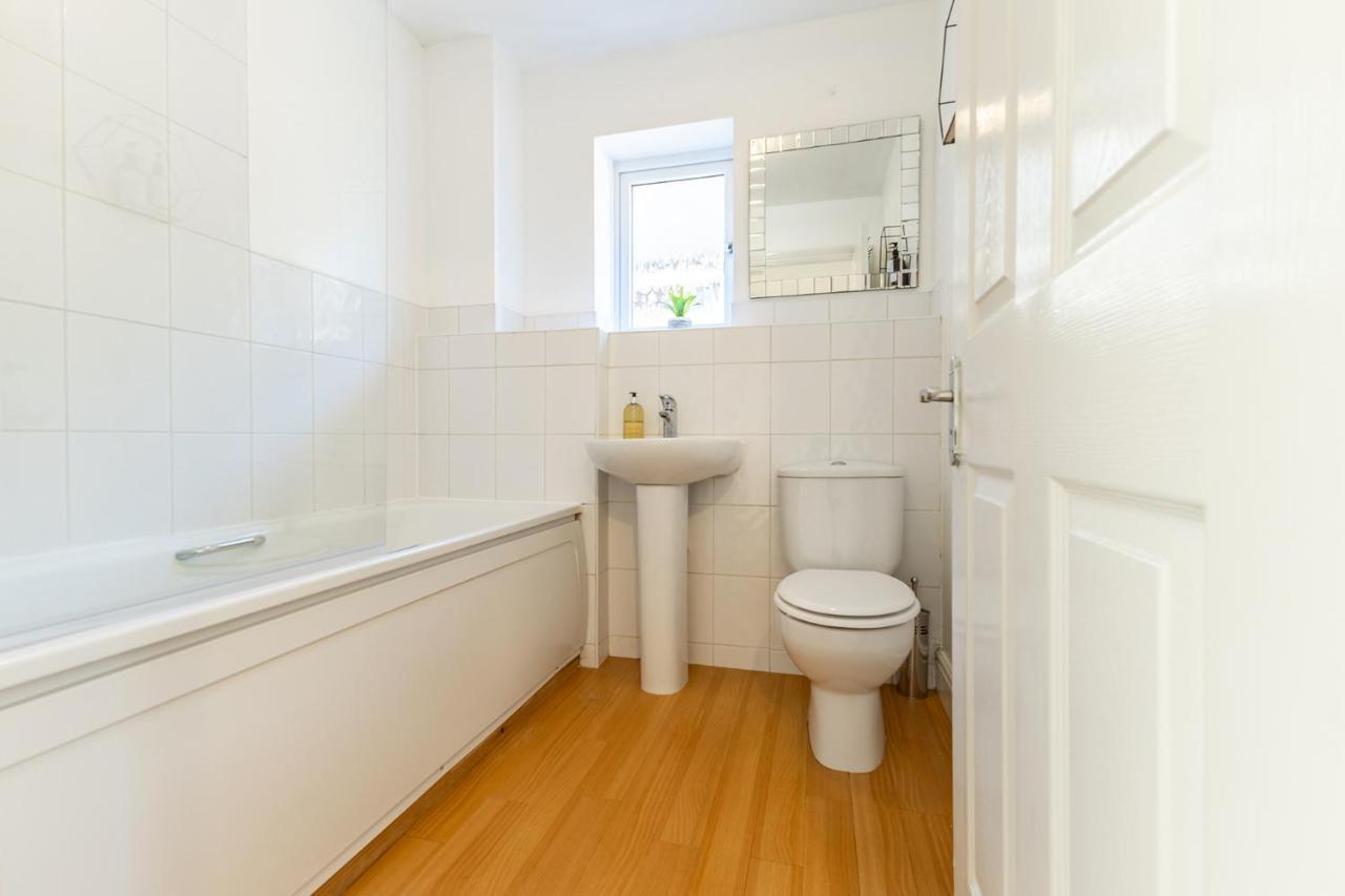 5 Bed House Heathrow Virginia Water Sleeps 7 Or Up To 8 If Sharing Beds, Mid To Long Term Bookings Welcome Ferienhaus Egham